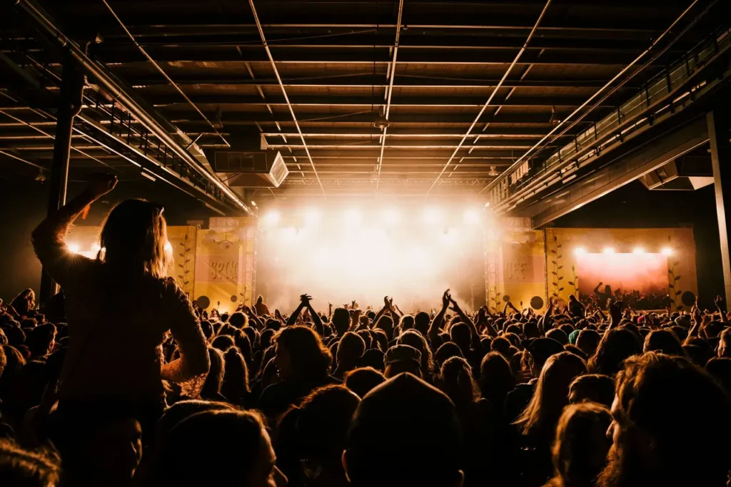 Gente en un concierto con un filtro sepia